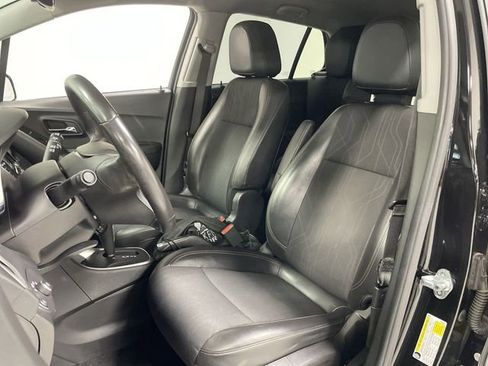 Used 2020 Chevrolet Trax LT w/ LT Convenience Package image 11