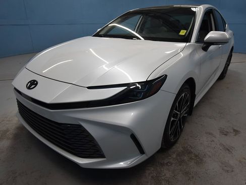 Used 2025 Toyota Camry XLE image 30
