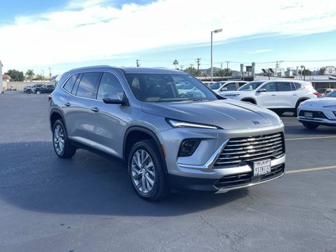 Used 2025 Buick Enclave Preferred image 3