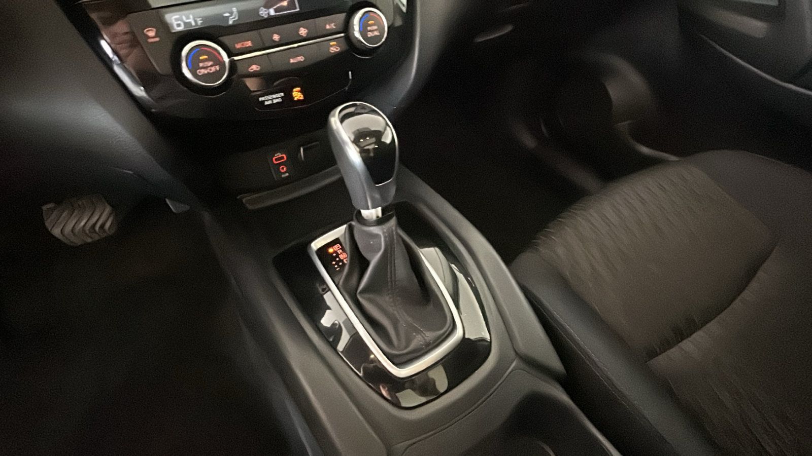 Used 2017 Nissan Rogue SV AWD/4WD image 26
