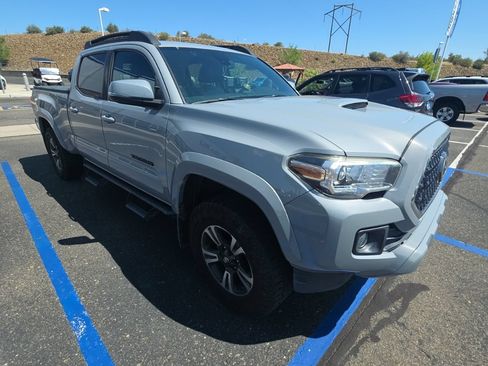 Used 2019 Toyota Tacoma TRD Sport w/ TRD Premium Sport Package AWD/4WD image 9