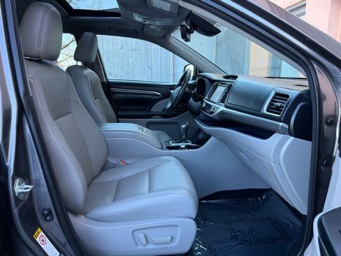 Used 2018 Toyota Highlander Limited w/ Protection Package #3 image 21