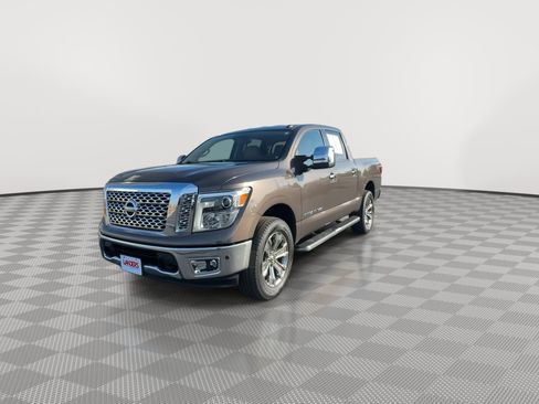 Used 2018 Nissan Titan SL w/ Chrome Package image 4