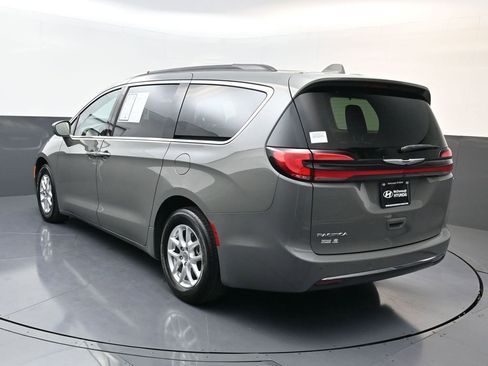 Used 2022 Chrysler Pacifica Touring-L image 8