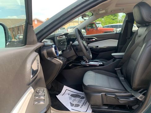 Used 2025 Chevrolet Trax LT w/ Sunroof Package FWD image 24