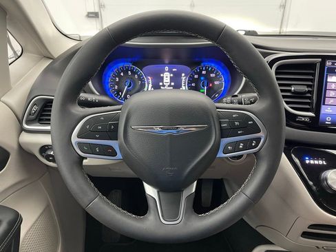 Used 2024 Chrysler Pacifica Touring-L FWD image 20