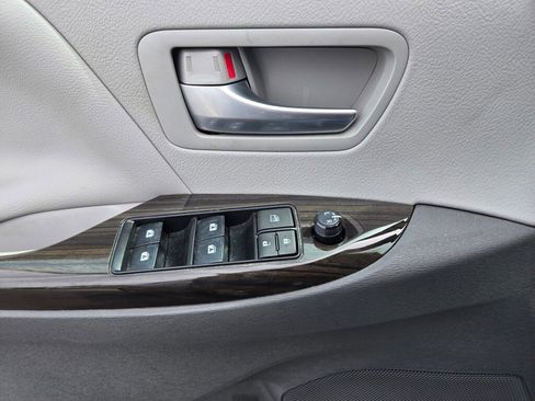 Used 2018 Toyota Sienna XLE w/ XLE Navigation Package image 19