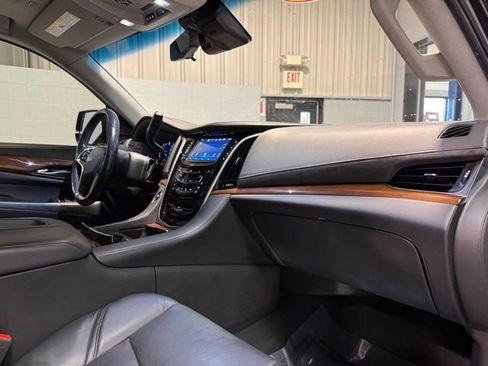 Used 2020 Cadillac Escalade Luxury w/ Escalade Sport Edition AWD/4WD image 18