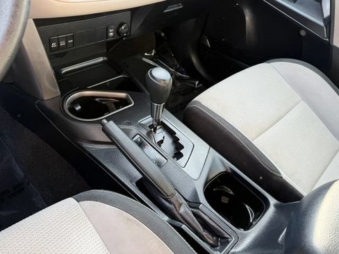 Used 2018 Toyota RAV4 LE AWD/4WD image 25