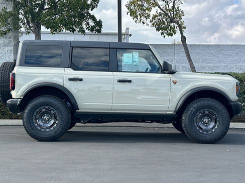 New 2025 Ford Bronco Badlands w/ Sasquatch Package image 3