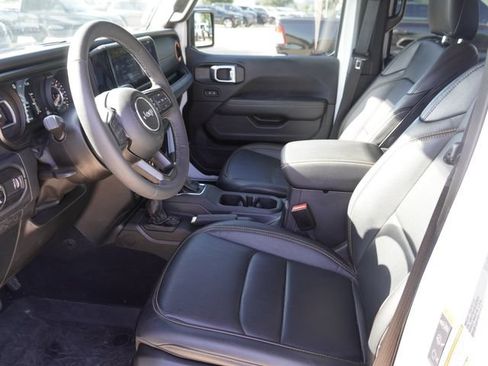 Used 2025 Jeep Gladiator Sport AWD/4WD image 13