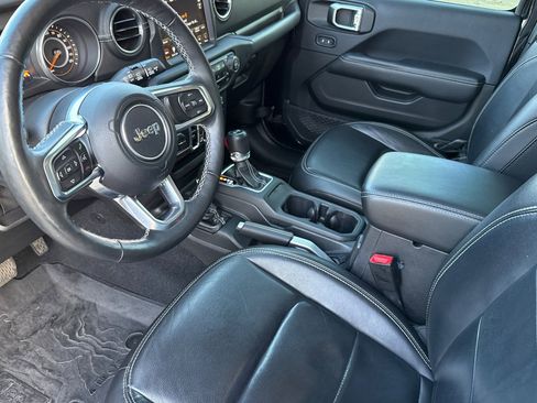 Used 2018 Jeep Wrangler Unlimited Sahara image 11