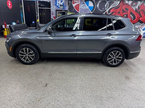 Used 2018 Volkswagen Tiguan SE w/ Panoramic Sunroof Package image 2