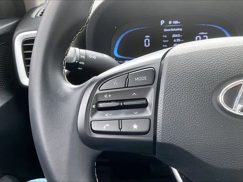 Used 2023 Hyundai Venue Limited image 18