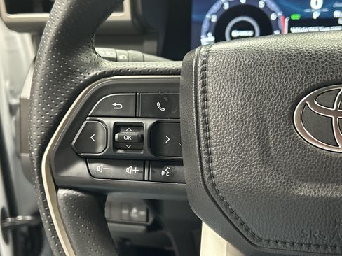 Used 2025 Toyota 4Runner Limited AWD/4WD image 19