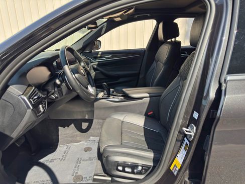 Used 2022 BMW 530e w/ Premium Package RWD image 17