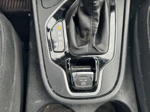 Used 2019 Jeep Cherokee Overland w/ Technology Group AWD/4WD image 16