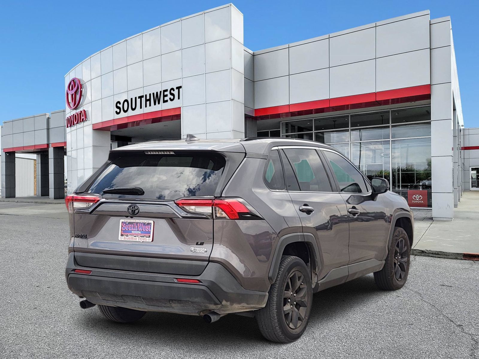 Used 2021 Toyota RAV4 LE FWD image 5