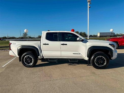 Used 2024 Toyota Tacoma TRD Off-Road image 2