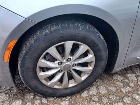 Used 2017 Chrysler Pacifica Touring-L image 3