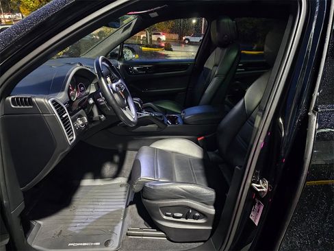 Used 2022 Porsche Cayenne image 21