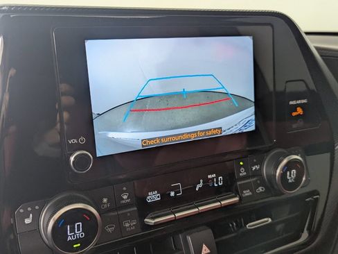 Used 2023 Toyota Highlander XSE FWD image 25