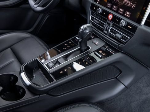 Certified 2023 Porsche Macan AWD/4WD image 53