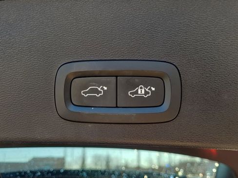 Used 2023 Volvo XC40 B5 Plus image 16