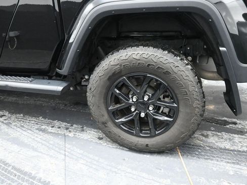 Used 2023 Jeep Gladiator Sport image 15