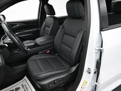 Used 2025 Chevrolet Traverse LT FWD image 11