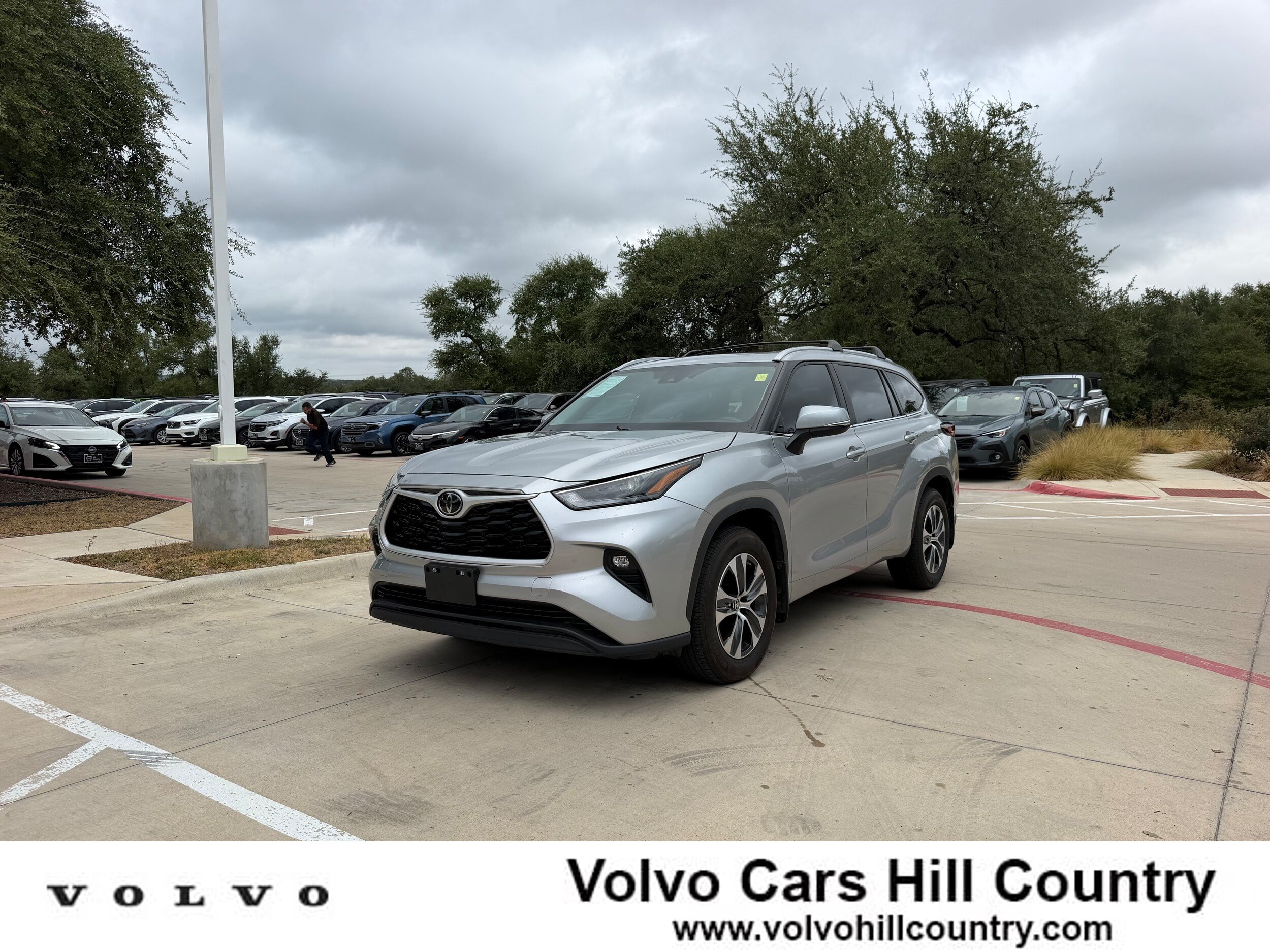 Used 2024 Toyota Highlander XLE FWD image 1