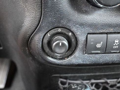Used 2016 Jeep Wrangler Unlimited Sahara w/ Connectivity Group AWD/4WD image 20