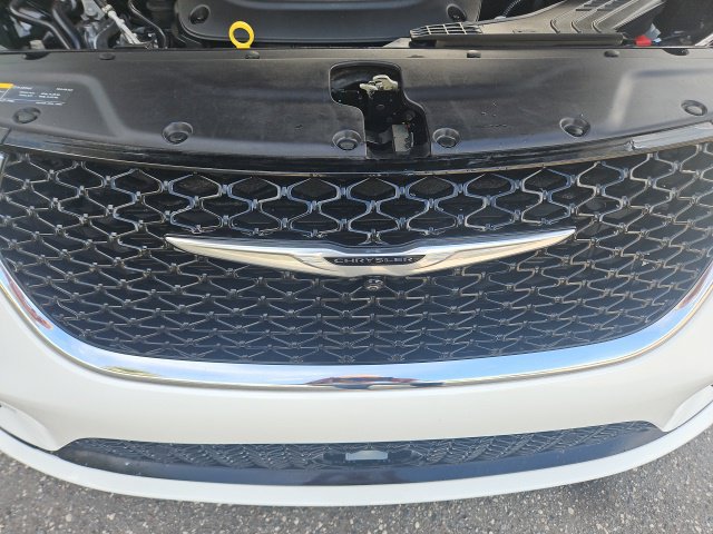 Used 2024 Chrysler Pacifica Touring-L FWD image 32