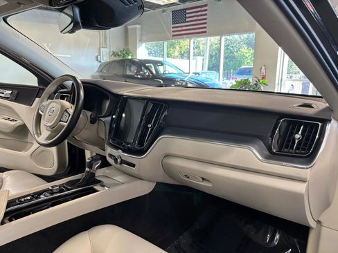 Used 2019 Volvo XC60 T5 Momentum w/ Premium Package image 27