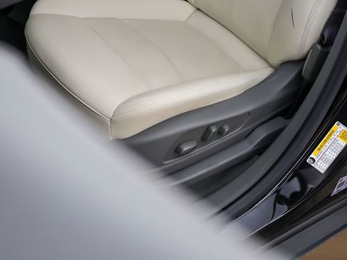 Certified 2023 Cadillac XT5 Premium Luxury w/ Technology Package FWD image 8