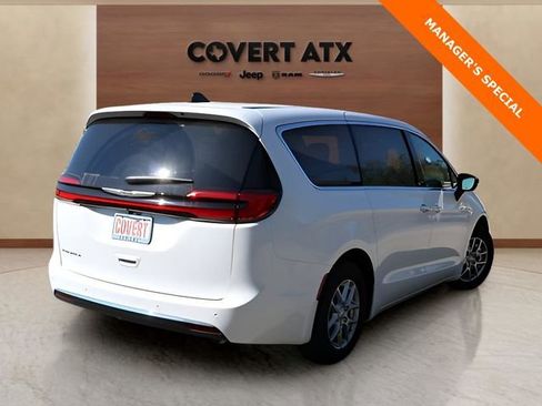 New 2026 Chrysler Pacifica Select image 5