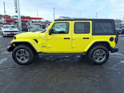 Used 2023 Jeep Wrangler Sahara w/ Cold Weather Group image 7