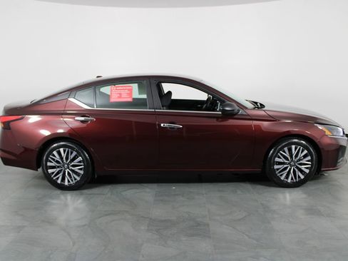 Used 2024 Nissan Altima 2.5 SV FWD image 12