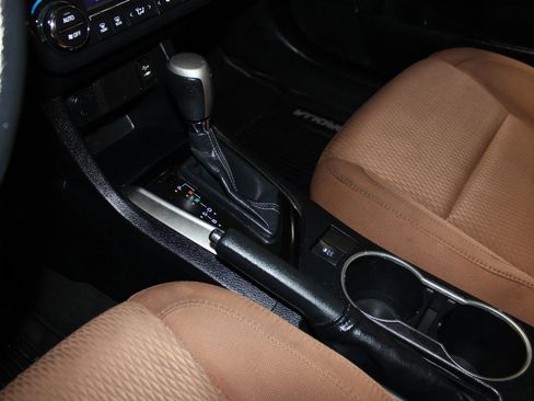 Used 2014 Toyota Corolla LE FWD image 17