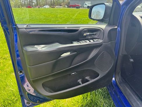 Used 2019 Dodge Grand Caravan SE FWD image 12