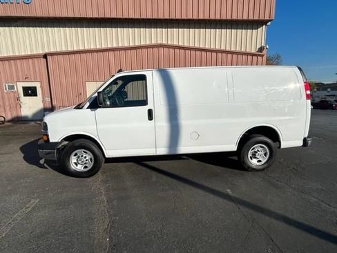 Used 2022 Chevrolet Express 2500 w/ Driver Convenience Package RWD image 5