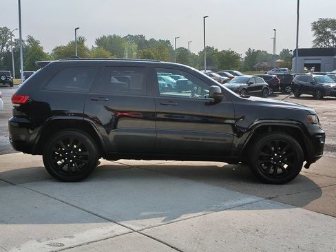 Used 2018 Jeep Grand Cherokee Altitude AWD/4WD image 16