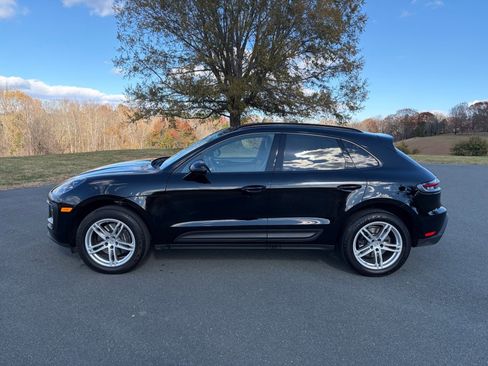 Certified 2025 Porsche Macan image 2