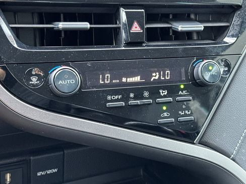 Used 2022 Toyota Camry SE FWD image 19