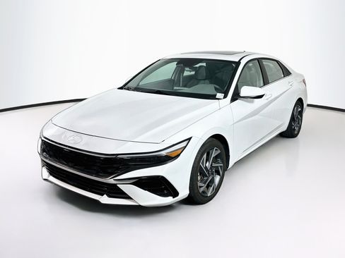Used 2025 Hyundai Elantra SEL FWD image 3