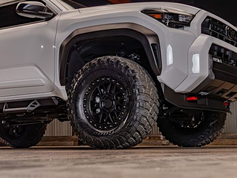 Used 2025 Toyota 4Runner SR5 AWD/4WD image 13