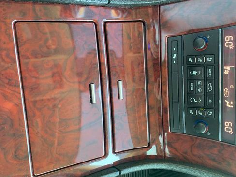 Used 2011 Cadillac Escalade Luxury RWD image 33