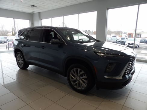 Used 2025 Buick Enclave Preferred image 3