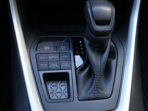 Certified 2025 Toyota RAV4 LE AWD/4WD image 32