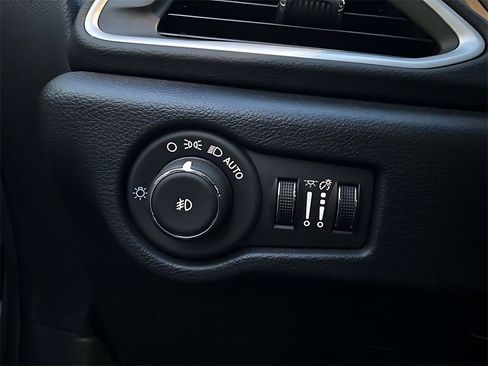 Used 2025 Chrysler Pacifica Select image 17